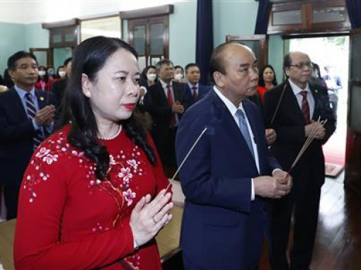 Chủ tịch nước Nguyễn Xuân Phúc dâng hương tưởng nhớ Chủ tịch Hồ Chí Minh tại Nhà 67