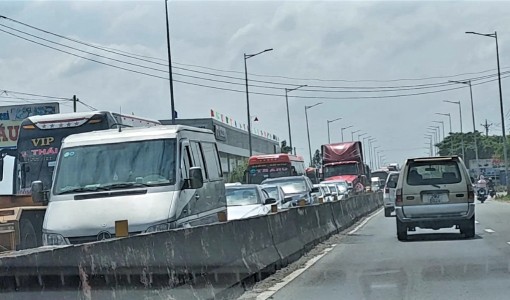 Người dân rời quê về TP Hồ Chí Minh sau Tết khiến giao thông ùn tắc nghiêm trọng trong mùng 6 Tết