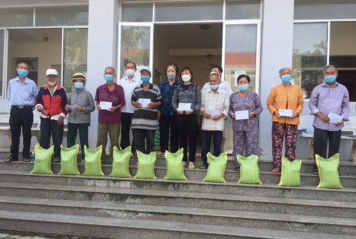 Tặng quà Tết cho hội viên cận nghèo, có hoàn cảnh khó khăn