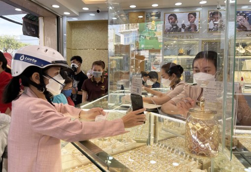 Cần Thơ: Nhiều người mua vàng “lấy vía” Thần Tài