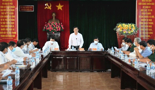 Kiểm tra công tác tuyển quân, thăm hỏi, tặng quà thanh niên trước khi lên đường nhập ngũ