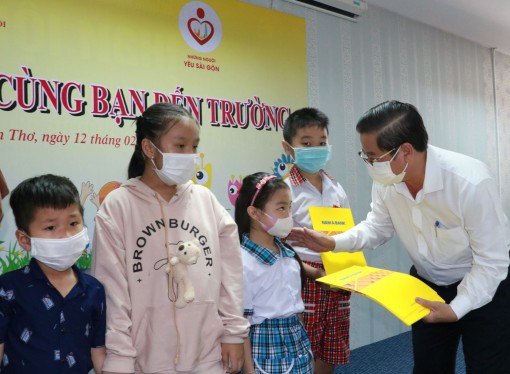 Trao 50 sổ tiết kiệm cho trẻ em mồ côi do COVID-19