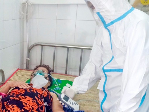 Tận tụy chăm sóc sức khỏe nhân dân