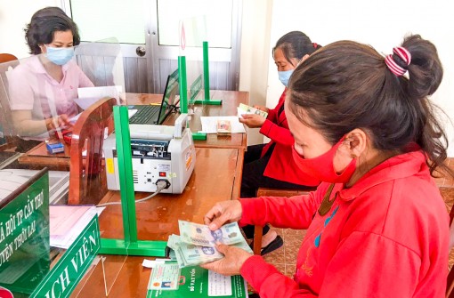 Đồng hành cùng người dân vượt khó