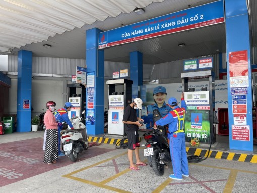 Các doanh nghiệp cung ứng xăng dầu tại TP Cần Thơ nỗ lực đảm bảo cung ứng đủ cho nhu cầu tiêu dùng
