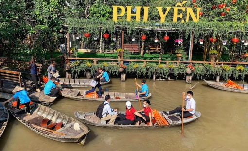 Bơi ghe ở Khu du lịch sinh thái vườn trái cây Phi Yến