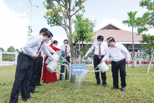 Ðoàn công tác tỉnh Vĩnh Long thắp hương, cung tiến hiện vật và trồng cây tại Ðền thờ Vua Hùng tại TP Cần Thơ