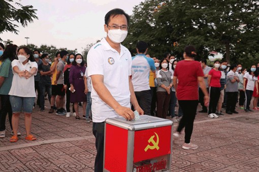 Hơn 200 cán bộ, người lao động, sinh viên đi bộ gây quỹ tặng quà bệnh nhân nghèo