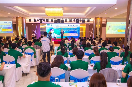 Hơn 1.100 dược sĩ tham dự hội thảo về đại dịch COVID-19