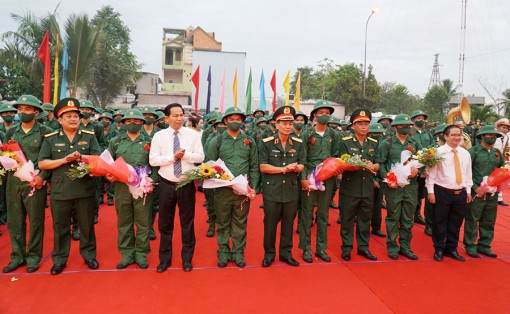 យុវជន​ក្រុង​កឹង​ធើជាង​ ១.៩០០ នាក់​ សស្រាក់​សស្រាំ​ចេញ​ដំណើរ​ចូល​បម្រើ​កង​ទ័ព​