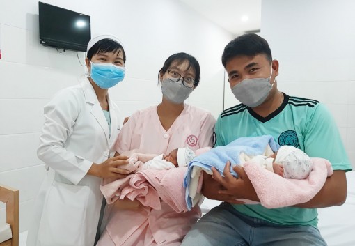 Khánh vàng trao thầy thuốc tận tâm