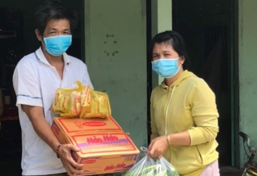 Hết lòng vì việc chung