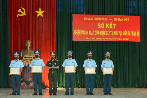 Cán bộ, chiến sĩ đóng góp gần 1.000 ngày công sản xuất oxy