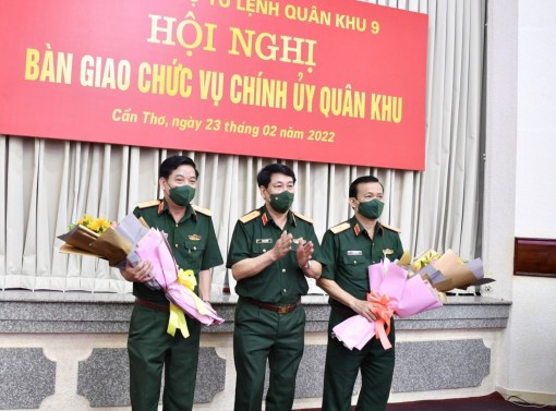 Bàn giao chức vụ Chính ủy Quân khu 9