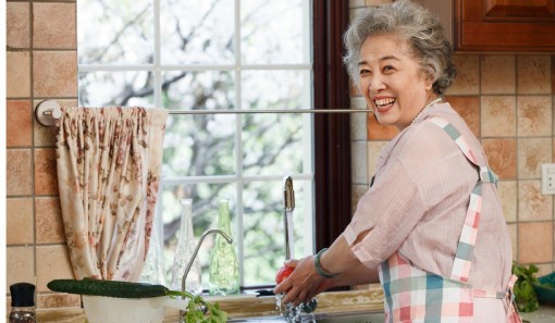 Làm việc nhà giúp phòng ngừa bệnh tim ở phụ nữ lớn tuổi