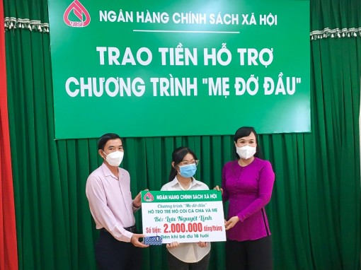 Trao tiền hỗ trợ trẻ mồ côi Chương trình “Mẹ đỡ đầu”