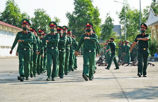 Trung đoàn Bộ binh 932 huấn luyện 72 chiến sĩ mới