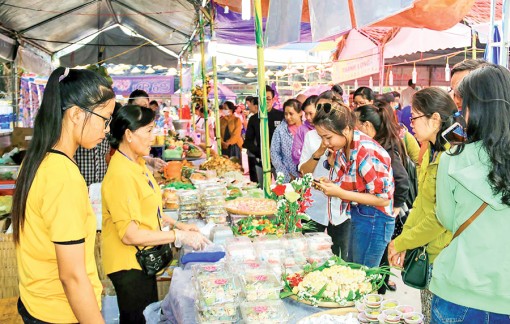 មហោស្រព​ចម្រៀង​ដើង​កា​តាយ​ទឺ​ថ្នាក់​ជាតិ​ និង​ពិធី​បុណ្យ​នំប្រ​ពៃណី​ណាម​បូ​ បាន​រៀប​ចំ​ឡើង​ក្នុង​ឱកាស​ បុណ្យ​សែន​បុព្វ​ក្សត្រ​ ហ៊ុង​វឿង