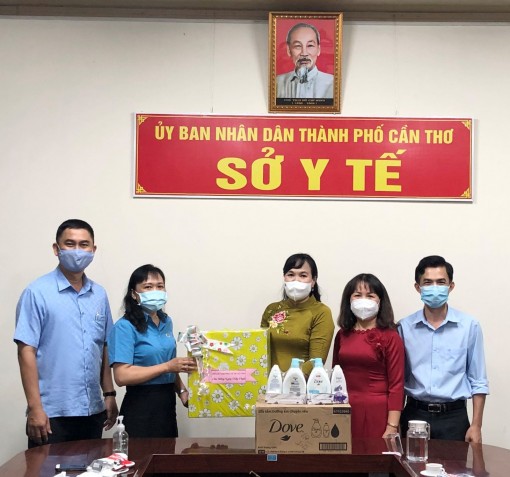 Hội LHPNVN TP Cần Thơ thăm, tặng quà các bệnh viện trên địa bàn