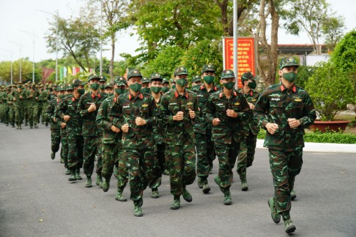 Cán bộ, chiến sĩ LLVT thành phố tham gia Ngày chạy thể thao quân sự