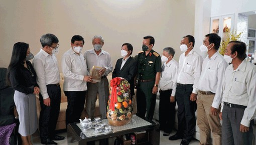 Đoàn công tác Ban Tuyên giáo Trung ương thăm hỏi, tặng quà nhà báo và văn nghệ sĩ tiêu biểu