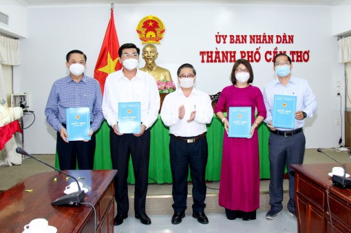 Trao các quyết định điều động, bổ nhiệm cán bộ