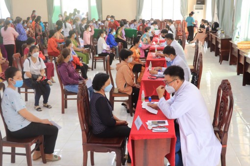 Hơn 200 phụ nữ nông thôn Thới Lai được khám bệnh, tặng quà