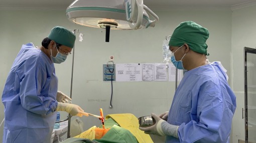 Không tùy tiện rút vật xuyên thấu ra khỏi vết thương