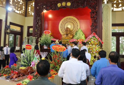 Dâng hương tưởng niệm 42 năm ngày mất của Chủ tịch Tôn Đức Thắng