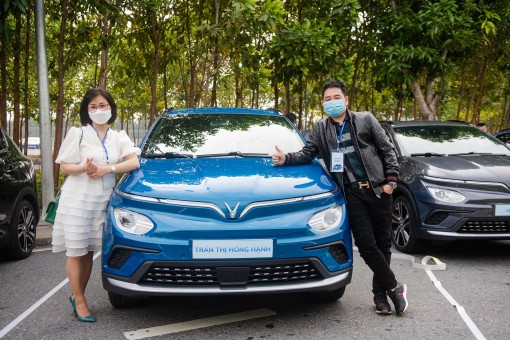 Chủ xe VinFast VF e34: ‘Xem video trên FPT Play trong lúc sạc xe thật sự thư giãn’