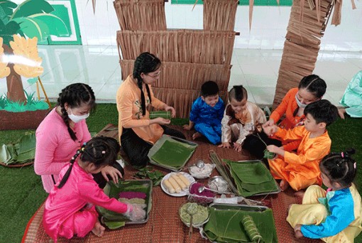 Trẻ mầm non trải nghiệm bánh quê