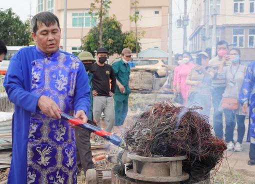 “Mục sở thị” các công đoạn đúc trống đồng tại Cần Thơ