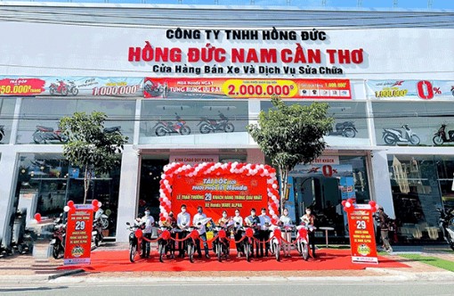 Công ty TNHH Hồng Đức trao xe đợt 1 cho khách hàng may mắn trúng thưởng