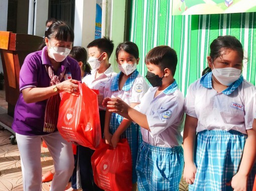 Trao 200 phần quà trong chương trình “Tiếp sức đến trường”