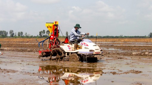 Cơ giới hóa khâu gieo sạ lúa bằng máy sạ hàng chính xác