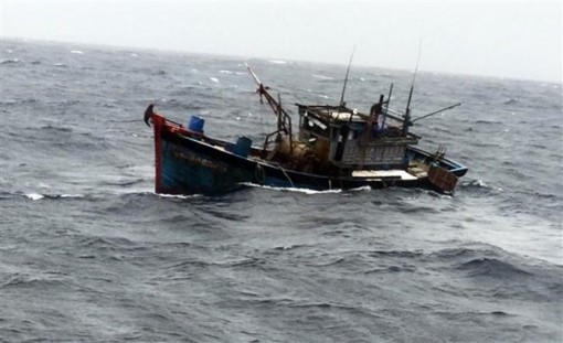 Kiên Giang: Kịp thời cứu người và phương tiện đánh bắt vào bờ an toàn