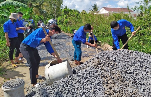 Đoàn viên thanh niên tích cực tham gia bảo đảm an toàn giao thông