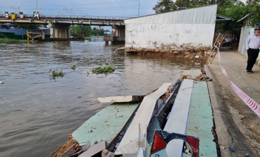 4 căn nhà bị sụp đổ hoàn toàn do sạt lở bờ sông