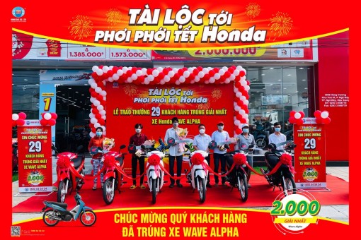 Công ty TNHH Hồng Đức trao xe cho 29 khách hàng may mắn trúng thưởng