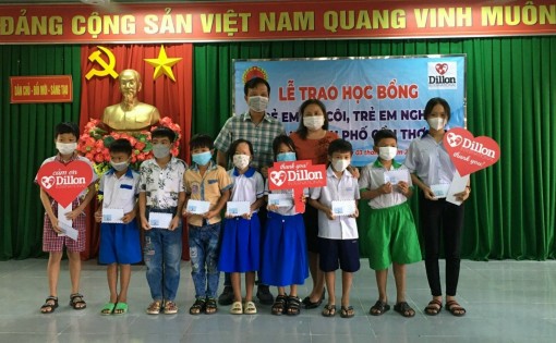 Trao học bổng cho trẻ em mồ côi, trẻ em nghèo