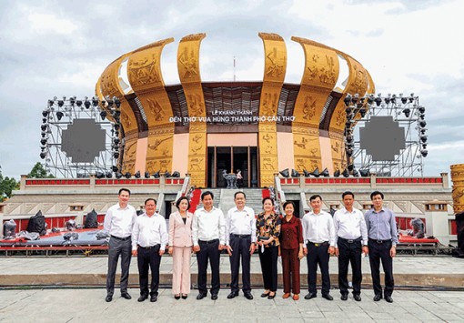 Ðồng chí Trần Thanh Mẫn, Phó Chủ tịch Thường trực Quốc hội, thắp hương và trồng cây tại Ðền thờ Vua Hùng tại TP Cần Thơ