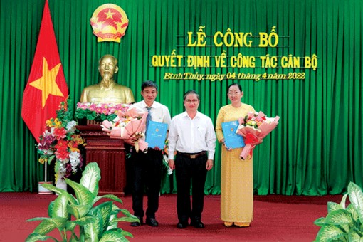 Trao quyết định phê chuẩn kết quả bầu Chủ tịch, Phó Chủ tịch UBND quận Bình Thủy