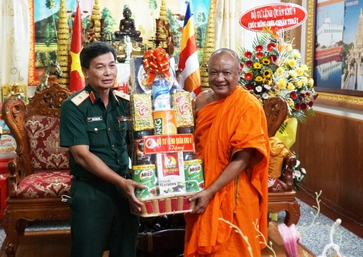 Bộ Tư lệnh Quân khu 9 chúc mừng Chôl Chnăm Thmây năm 2022
