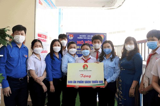 Hội đồng Ðội Trung ương thăm và tặng quà cho thiếu nhi tại TP Cần Thơ
