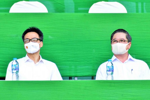 Phó Thủ tướng Vũ Đức Đam dự khán lễ hội bóng đá trước trận Cần Thơ thắng Đắk Lắk 3-1