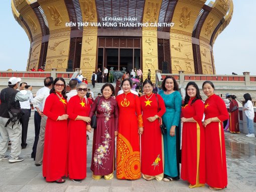 Hàng ngàn lượt khách tham quan, chiêm bái Đền thờ Vua Hùng tại TP Cần Thơ mỗi ngày