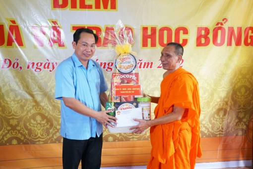 Bí thư Thành ủy chúc mừng Chôl Chnăm Thmây năm 2022