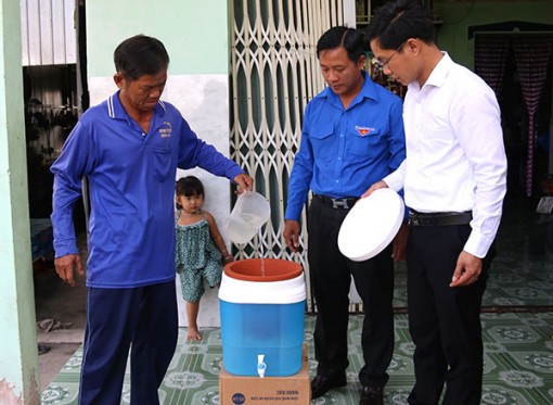 Tặng 11.241 thiết bị lọc nước cho các hộ dân ở các huyện Cờ Ðỏ, Thới Lai và Vĩnh Thạnh