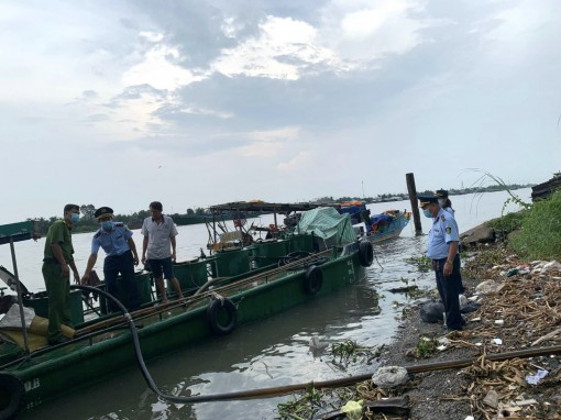 Doanh nghiệp chuyển tải xăng dầu không đúng vị trí quy định, bị phạt 30 triệu đồng