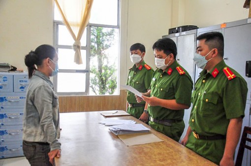 Thuê người làm giả giấy tờ đất để đi cầm cố lấy tiền tiêu xài